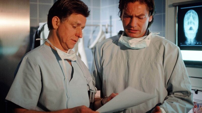 Dr. Mahringer (Ulrich Anschütz) spricht mit Dr. Lüdwitz (Rainer Grenkowitz, re.) über die Überlebenschancen von Dr. Gabriele Kollmann. – Bild: RTL /​ Helene Waldner