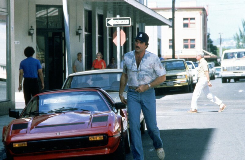 Als seine Tante Opfer eines brutalen Überfalls wird, beginnt Magnum (Tom Selleck) sofort zu recherchieren … – Bild: 1986 Universal City Studios LLLP. All Rights Reserved. Lizenzbild frei