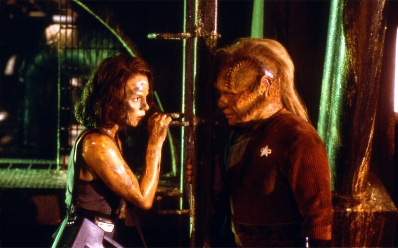 Roxann Dawson (Lieutenant B’Elanna Torres), Ethan Phillips (Neelix) – Bild: CBS Studios Inc./​SYFY