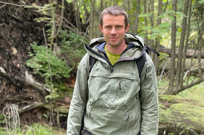 Der Waldökologe Erik Balasz ist einer der bekanntesten Naturschützer der Slowakei. Er hat sich dafür eingesetzt, dass abgestorbene Fichten nicht länger abtransportiert werden. – Bild: MedienKontor/​Rolnd Gockel