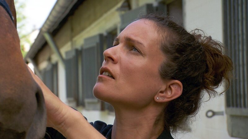 Physiotherapeutin Claudia Neeff. – Bild: MG RTL D /​ Mina TV