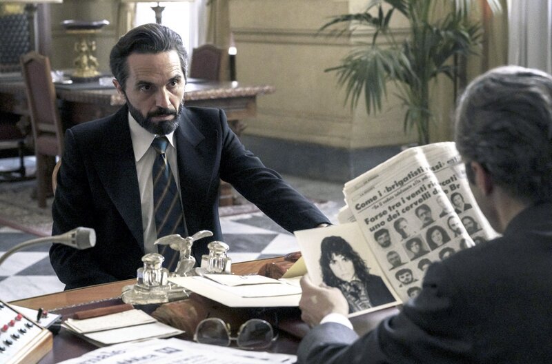 Domenico Spinella (Pier Giorgio Bellocchio, li.) ist den Terroristen auf der Spur. Obwohl er einer der Besten auf seinem Gebiet ist, muss er seinem Vorgesetzten Cossiga (Fausto Russo Alesi, re.) ernüchternde Ergebnisse präsentieren. – Bild: Anna Camerlingo