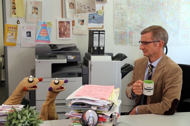 Die Erdmännchen-Detektive Jan & Henry im Büro von Kommissar (Michael Kessler). – Bild: NDR/​bigSmile