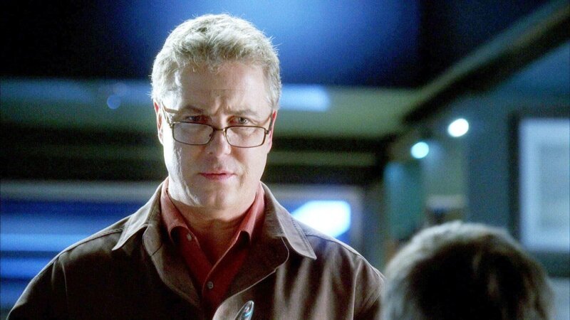 Captain Brass (Paul Guilfoyle, li.), Warrick (Gary Dourdan) und Grissom (William Petersen, vorne) hoffen inständig, dass sie den Plexiglas-Sarg, in dem Nick lebendig begraben wurde, gefunden haben. – Bild: TVNOW