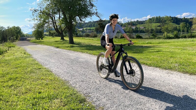 Moderatorin Kathrin Hönegger auf einem E-Bike – Bild: SRF