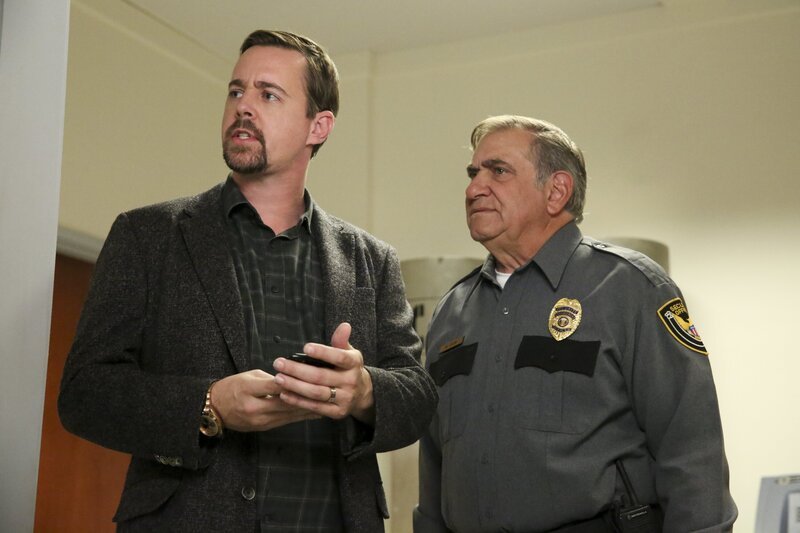 Der ehemalige Polizist, Morgan Cade (Dan Lauria, r.), der im Krankenhaus für Ordnung sorgen soll, möchte McGee (Sean Murray, l.) helfen, den Angreifer zu stoppen. – Bild: CBS /​ Michael Yarish