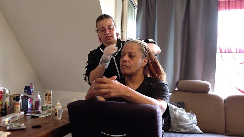 Jannie und Leann verbringen Mutter-Tochter-Zeit. Während die 50-Jährige eine neue Haarfarbe bekommt, bleibt genug Zeit zum Reden. Schnell kommt das Duo auf das Thema Liebesbeziehungen zu sprechen. – Bild: RTLZWEI