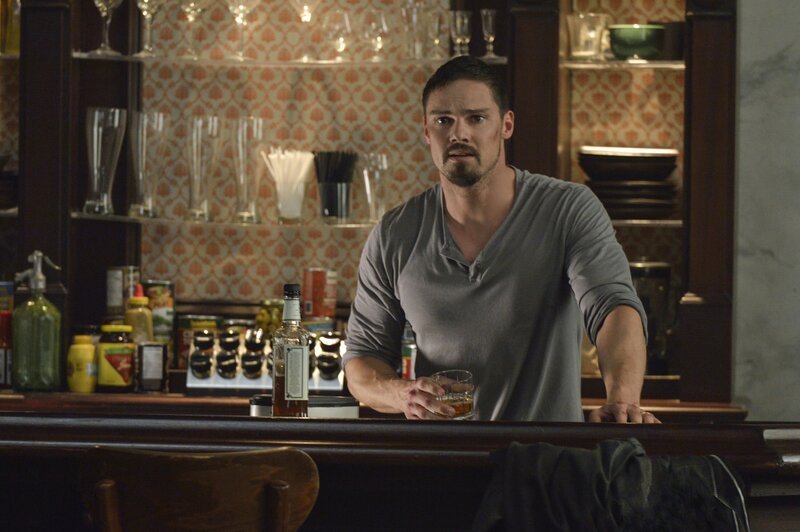 Vincent (Jay Ryan) und Cat steht ein letzter Kampf bevor. Denn Braxtons Bestie will alle töten, die es zu einem Monster gemacht haben und nur Vincent kann es besiegen … – Bild: Ben Mark Holzberg