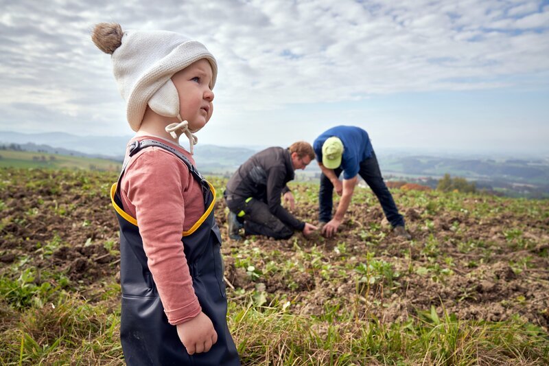Jüngstbäuerin kontrolliert Papa und Opa bei der Arbeit. – Bild: ORF/EPO FILM/Nela Valentina Pichl Jüngstbäuerin kontrolliert Papa und Opa bei der Arbeit. – Bild: ORF/EPO FILM/Nela Valentina Pichl