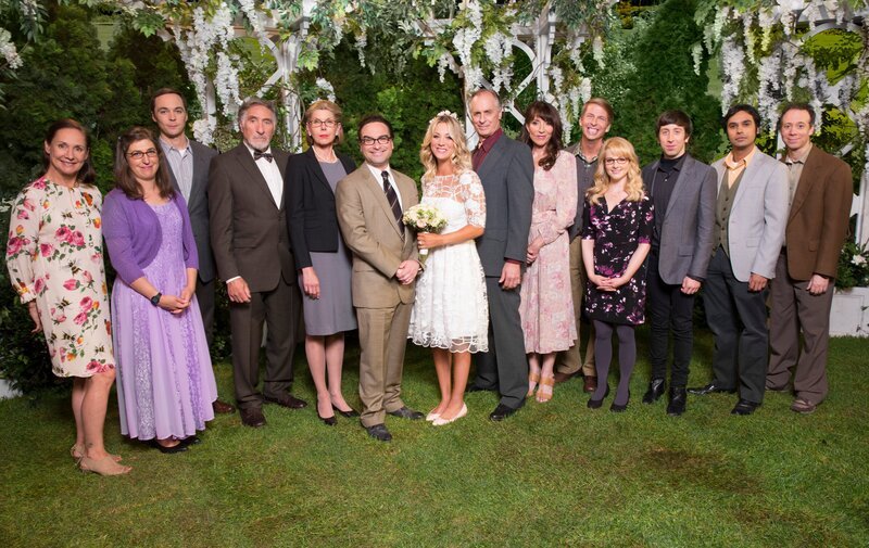 „The Big Bang Theory“, „Die Beischlaf-Vermutung.“ Über der Hochzeit von Leonard und Penny liegt ein Schatten. Während Pennys Mutter befürchtet, dass bei dem Zusammentreffen mit Leonards Akademiker-Familie ans Licht kommt, womit ihr Sohn tatsächlich sein Geld verdient, treibt Sheldon die Sorge um, seine Mutter Mary und Leonards Vater Alfred könnten sich besser verstehen, als ihm eigentlich lieb ist. Indes erhält Howard Besuch von höchster Stelle. Ein Regierungsbeamter will ihn sprechen, verweigert jedoch vorab Auskünfte über den Grund für das Treffen.Im Bild (v.li.): Laurie Metcalf (Mary Cooper), Mayim Bialik (Amy Farrah Fowler), Jim Parsons (Sheldon Cooper), Judd Hirsch (Dr. Alfred Hofstadter), Christine Baranski (Dr. Beverly Hofstadter), Johnny Galecki (Leonard Hofstadter), Kaley Cuoco (Penny), Keith Carradine (Wyatt), Katey Sagal (Susan), Jack McBrayer (Randall), Melissa Rauch (Bernadette Rostenkowski-Wolowitz), Simon Helberg (Howard Wolowitz), Kunal Nayyar (Rajesh Koothrappali), Kevin Sussman (Stuart). – Bild: Monty Brinton /​ CBS /​ CBS ENTERTAINMENT /​ ©2016 CBS Broadcasting, Inc. All Rights Reserved