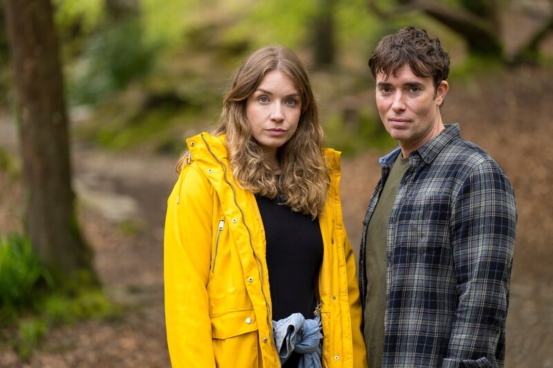 Das junge Ehepaar Rachel (Jade Matthew) und Oz Hoffman (Tama Matheson) wurde an einem reißenden Fluss tot aufgefunden. – Bild: ZDF und Steffan Hill