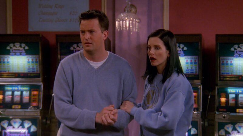 Chandler Bing (Matthew Perry), Monica Geller (Courteney Cox) – Bild: MAX Hungary