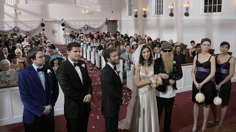 BONES: Hodgins (TJ Thyne, third from L) and Angela (MIchaela Conlin,C) with their wedding party as they are about to exchange wedding vows in the BONES season finale episode „Stargazer in a Puddle“ – Bild: RTL /​ FOX