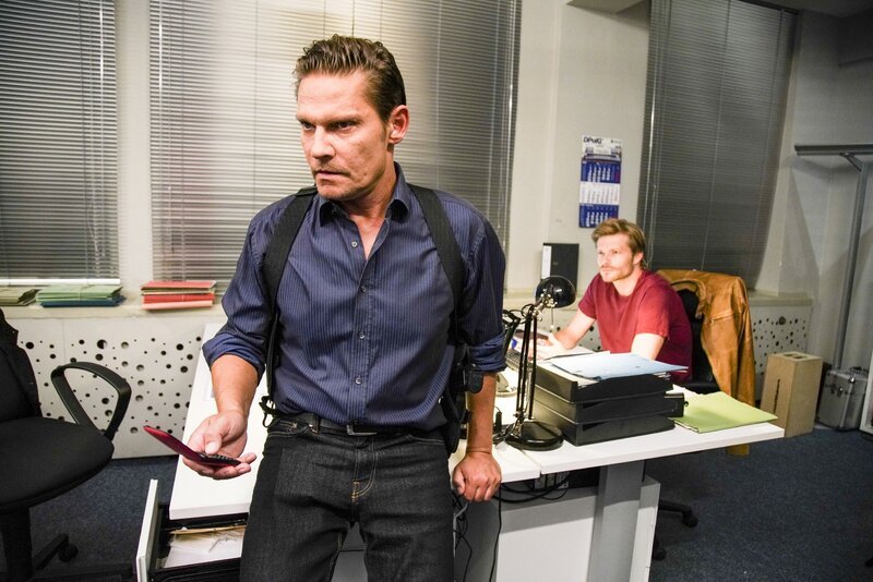Robert (Felix Maximilian, r.) ahnt nicht, dass Simon (Roberto Thoenelt) ihn aushorcht. – Bild: RTL /​ Dennis Hundt