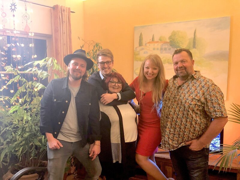 V.l.: Peter, Tobias, Gisela, Lidia und Gastgeber Michael – Bild: TVNOW /​ ITV Studios