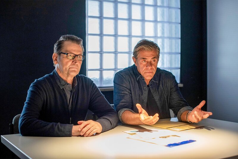 Lars (Ingo Naujoks, l.) und Finn (Sven Martinek) werden hellhörig, als die Ehefrau des Mordopfers im Verhör ein brisantes Geheimnis gesteht. – Bild: ORF/​ONE GATE/​ARD/​Thorsten Jander