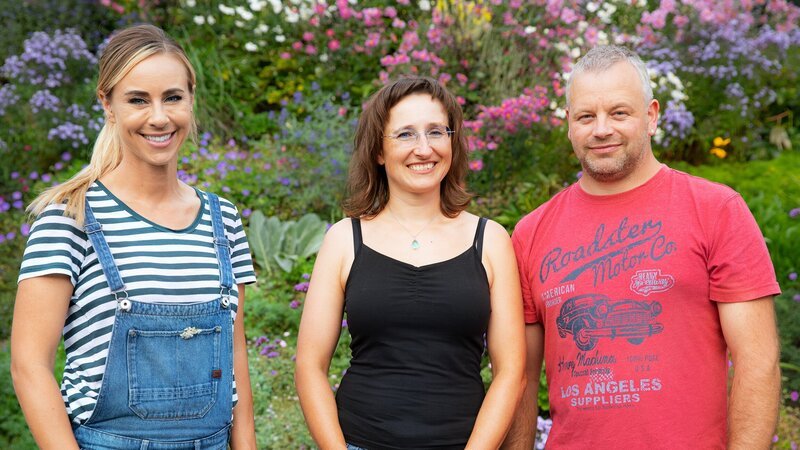 Hinter den Hecken Durchblüher-Garten in Flums-Hochwiese SG Staffel 5 Folge 3 Moderatorin Nicole Berchtold mit Esther Trümpi und Roger Holdener in ihrem Durchblüher-Garten 2022 – Bild: SRF