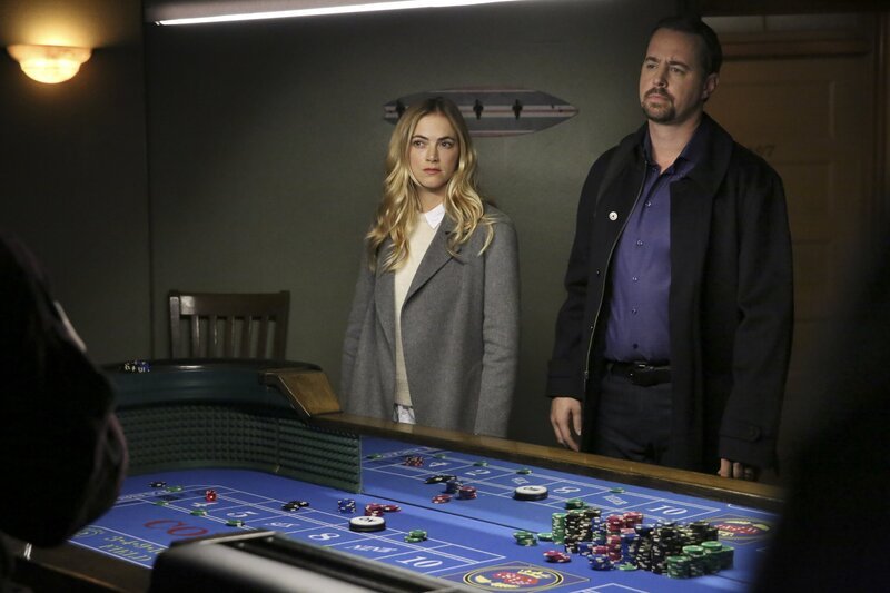 Nachdem der US-Marine und Sohn eines Senators Chandler Phillips nach einem Sturz in Lebensgefahr schwebt, versuchen Bishop (Emily Wickersham, l.) und McGee (Sean Murray, r.) herauszufinden, wie es dazu kam. – Bild: CBS Broadcasting, Inc. /​ Michael Yarish