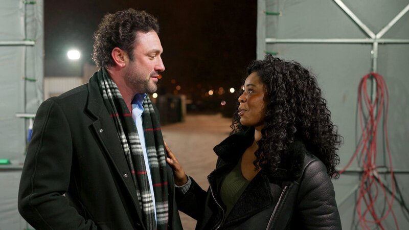 Nach dem Kuss mit Rocco plagen Karla Schuldgefühle. Sie will den Fall abgeben, doch ihr Chef zwingt sie weiterzumachen. Als Rocco ihr ein extrem günstiges Auto anbietet, wächst der Verdacht. Karla sammelt Beweise – und wird enttarnt. – Bild: RTLZWEI