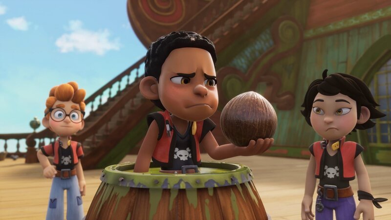 Langsam aber sicher erkennen die Sardinen, dass ihre Kokosnuss nicht so leicht zu knacken ist. Im Bild von links: Alexander, Finn und Zoe – Bild: KiKA