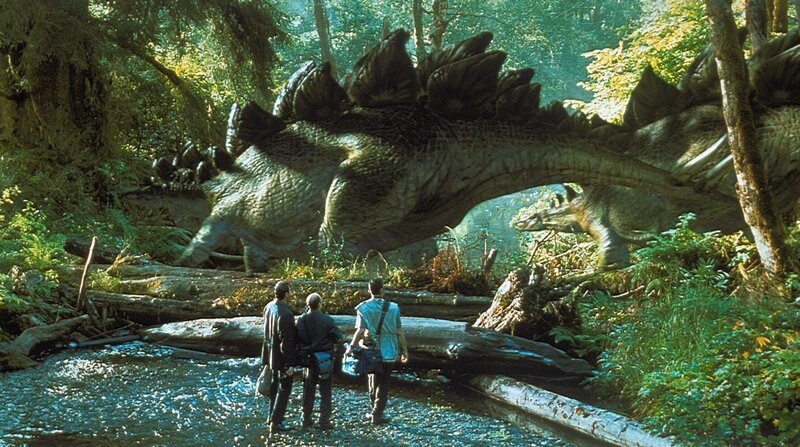 Der Wissenschaftler Dr. Ian Malcolm (Jeff Goldblum, l.) lässt sich widerwillig darauf ein, mit dem Ingenieur Eddie Carr (Richard Schiff, M.) und dem Fotografen Nick Van Owen (Vince Vaughn, r.) zu der Insel der Dinosaurier zurückzukehren, um ihr Leben in freier Wildbahn zu dokumentieren. Doch dann müssen sie die meiste Zeit gegen den Neffen des Jurassic-Park-Schöpfer John Hammond und dessen Profitgier kämpfen … – Bild: TM & © 1996 Universal City Studios, Inc. & Amblin Entertainment, Inc. All Rights Reserved. Please read Ad Restriction Documents found under Documents.