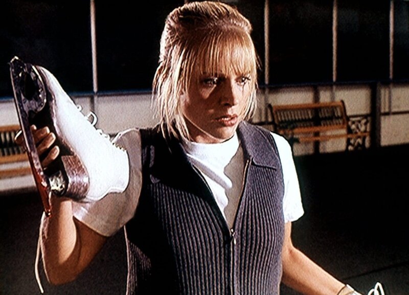 Bei den Schlittschuhen von Julie Miller (Julie Benz) wurde eine Kufe gegen eine andere vertauscht. – Bild: Sat.1 Gold