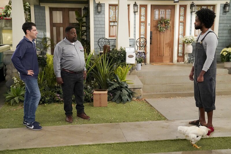 (v.l.n.r.) Dave Johnson (Max Greenfield); Calvin Butler (Cedric the Entertainer); Wyatt (Milan Carter) – Bild: CBS Broadcasting, Inc. /​ Monty Brinton