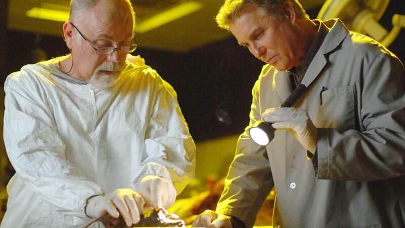 Gil Grissom (William Petersen, r.) und Doc Robbins (Robert David Hall) haben die Ratte gefangen und erhoffen sich mit dessen Hilfe mehr über den Tod des Opfers zu erfahren. – Bild: RTL /​ CBS