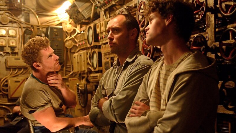 Gittens (Branwell Donaghey, li.) Captain Robinson (Jude Law) und Tobin (Bobby Schofield, re.) – Bild: RTLZWEI