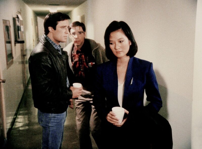Die Chinesin Lucy muß von Nick (Joe Penny, l.) und Murray (Thom Bray) erfahren, daß ihr Onkel offensichtlich ein Spion war. – Bild: RTL Crime
