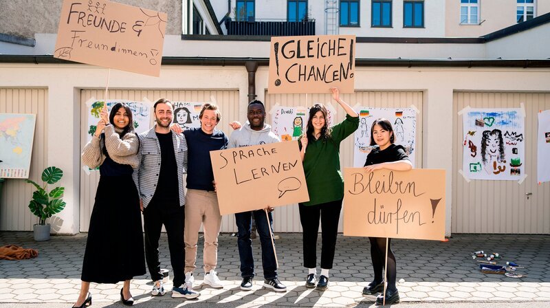 Devaki, Feri, Pierre, Nava und Hami zeigen Tobi, was alles nötig ist, damit Integration funktionieren kann. – Bild: BR/​megaherz gmbh/​Hans-Florian Hopfner