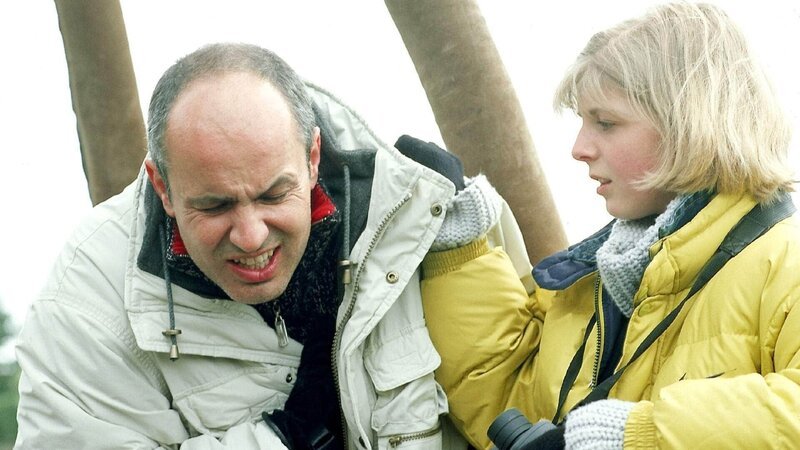 Während einer Ballonfahrt mit seiner Tochter Kathi (Denise Roithmeyr) erleidet Erich Troger (Christian Oskar Spitzl) plötzlich einen Herzinfarkt. – Bild: MG RTL D /​ Helene Waldner