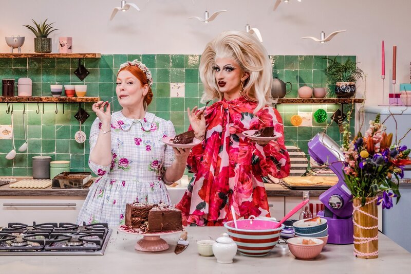 Enie van de Meiklokjes (l.); Aria Adams (r.) – Bild: sixx /​ Leonie Hinrichs