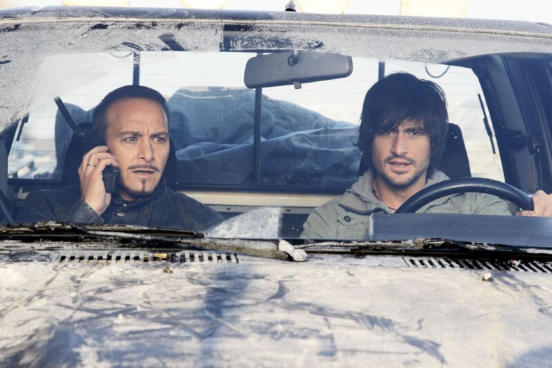 Semir (Erdogan Atalay, l.) und Ben (Tom Beck) verfolgen den LKW mit der Atombombe. Können sie die Gangster noch aufhalten? – Bild: RTL /​ Guido Engels