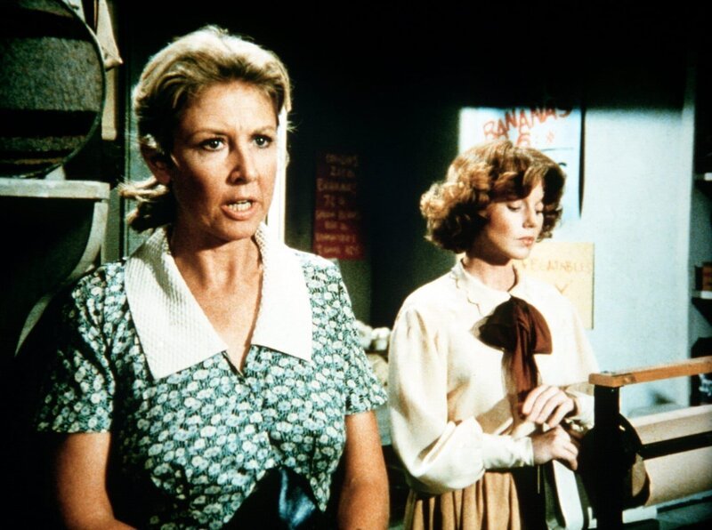 Daisy (Deirdre Lenihan, r.), die ehemalige Verlobte von John-Boy, wohnt mit ihrer Tochter für einige Zeit bei den Waltons. Olivia (Michael Learned, l.) kümmert sich besorgt um die beiden. – Bild: Sat.1 Gold