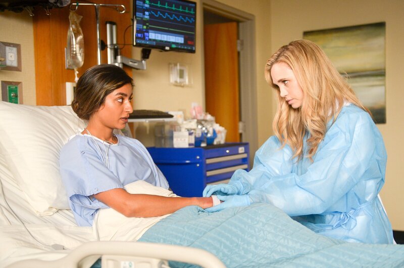 Jas Kohli (Supinder Wraich, l.) und Dr. Morgan Reznick (Fiona Gubelmann) – Bild: TVNOW/​ Sony P