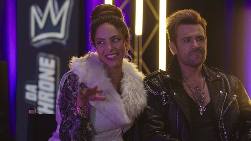 Zari (Tala Ashe, l.); Constantine (Matt Ryan, r.) – Bild: DC /​ Warner Bros. Ent. Inc. All Rights Reserved.