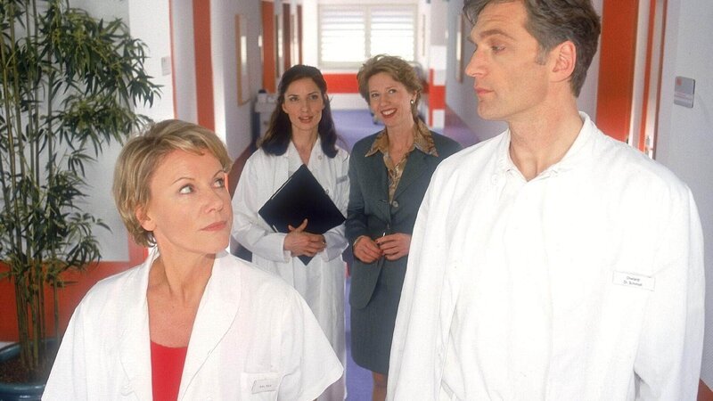 Nikola (Mariele Millowitsch, li.) und Schmidt (Walter Sittler) sind sich das erste Mal einig: Die neue Ärztin Dr. Steiner (Bettina Hauenschild, hi.li.) ist eine Schreckschraube! (hi.re. Petra Zieser als Frau Springer) – Bild: RTL Deutschland