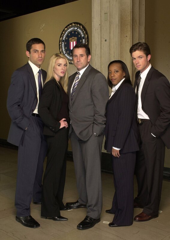 (2. Staffel) – Die Spezialeinheit des FBI für vermisste Personen besteht aus Detective Jack Malone (Anthony LaPaglia, M.), Samantha Spades (Poppy Montgomery, 2.v.l.), Vivian Johnson (Marianne Jean-Baptiste, 2.v.r.), Danny Taylor (Enrique Murciano, l.) und Martin Fitzgerald (Eric Close, r.) … – Bild: TM & WARNER BROS. ENTERTAINMENT INC.