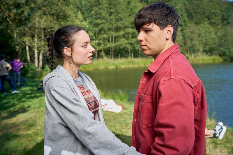 Anna (Kayla Shyx, l.) und Ernst (Diyar Ilhan, r.) stehen sich am See gegenüber – ein emotionales Gespräch über Gefühle und Abschied bahnt sich an. – Bild: ZDF und Guido Engels