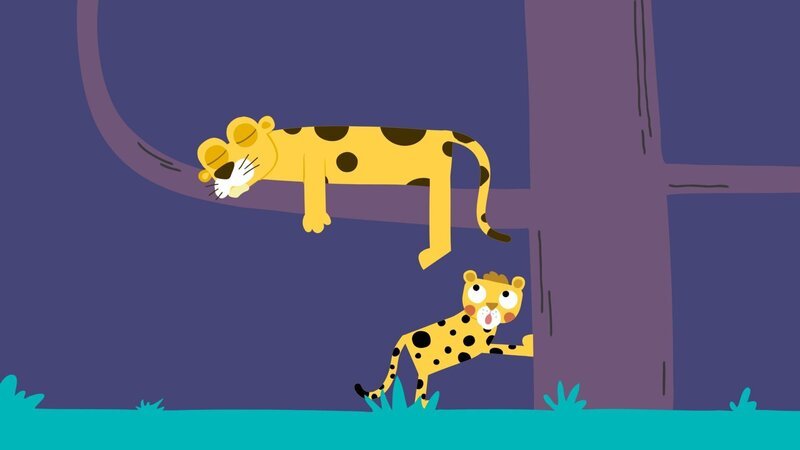 Mit seinem Schwanz um den Ast gewickelt, hält sich der Leopard fest. – Bild: KiKA/​SWR/​Julia Ocker
