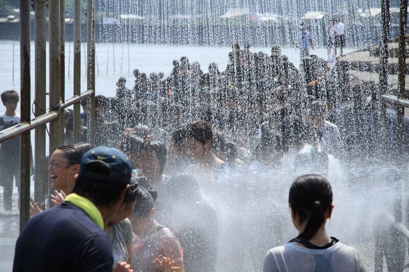 Kinder, die im Vulkanschlamm gespielt haben, müssen mit Hochdruck-Wasser gereinigt werden. – Bild: Eikon Media/​Malte Ebers