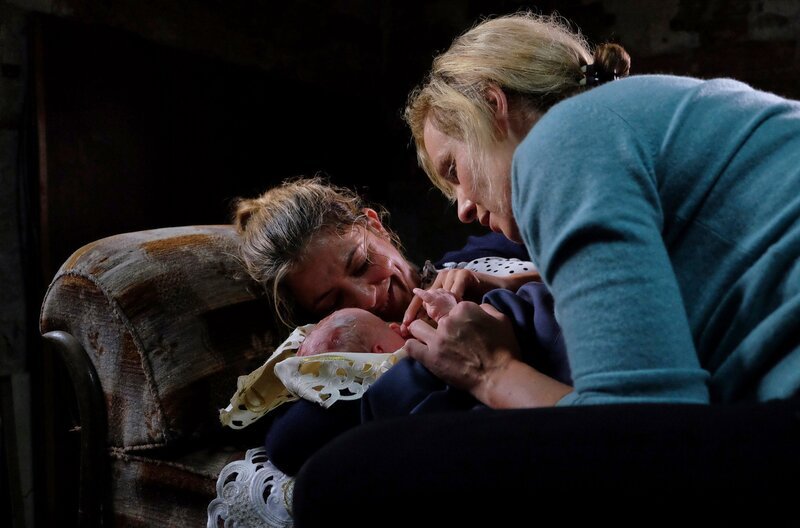 Arzu Ritter (Arzu Bazman, li.) hat mit Hilfe von Dr. Lea Peters (Anja Nejarri, re.) ihre kleine Tochter Pauline im Keller eines Hauses zur Welt gebracht. – Bild: MDR/​Saxonia Media/​Kiss