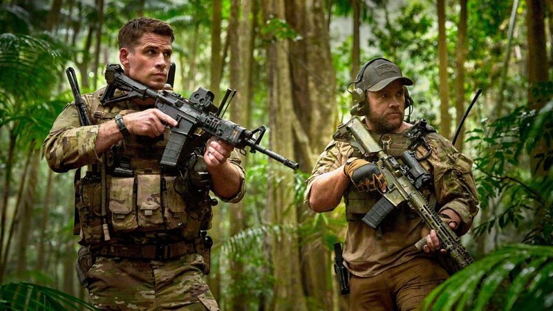 v.li.: AF Sgt. JJ Kinney (Liam Hemsworth), Sgt. Abell (Luke Hemsworth) – Bild: TVDB v.li.: AF Sgt. JJ Kinney (Liam Hemsworth), Sgt. Abell (Luke Hemsworth) – Bild: TVDB