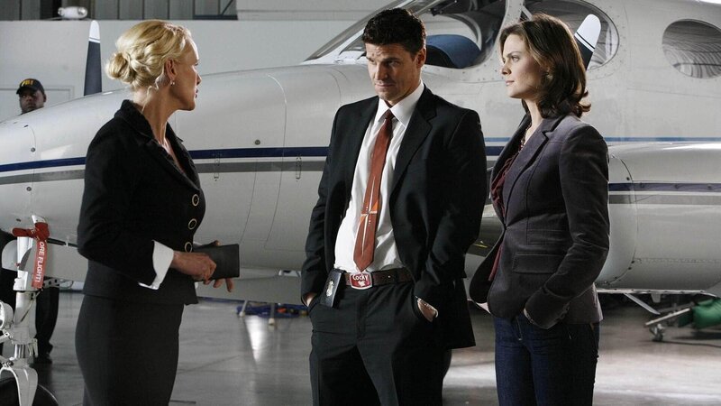 Nach der eingehenden Untersuchung der Kleidung des Toten steht fest: das Opfer wurde kurz vor seinem Tod von einem Propeller getroffen. Booth (David Boreanaz, M.) und Brennan (Emily Deschanel) erhoffen sich nun Hilfe von Nina Sanborn (Andrea Thompson). – Bild: RTL /​ FOX