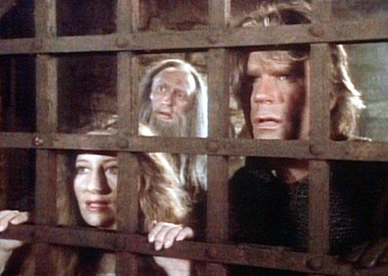 Cecilia (Lynne Harbaugh, l.), Merlin (Time Winters, M.) und MacGyver (Richard Dean Anderson, r.) wollen sich aus Morganas Kerker befreien. – Bild: Kabel Eins Classics