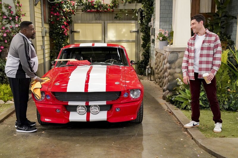 Calvin Butler (Cedric the Entertainer, l.); Dave Johnson (Max Greenfield, r.) – Bild: CBS Broadcasting, Inc. /​ Monty Brinton