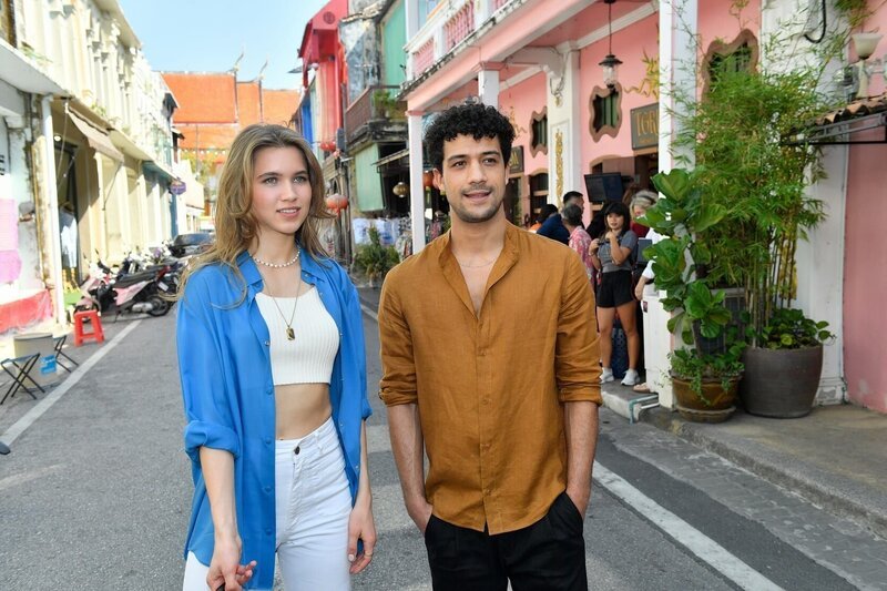 Nach anfänglichen Schwierigkeiten kommen sich Influencerin Sophia Blum (Anna-Lena Schwing) und Cedric Rust (Rojan Juan Barani) näher. – Bild: ZDF und Dirk Bartling