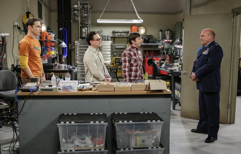 Sheldon (Jim Parsons), Leonard (Johnny Galecki), Howard (Simon Helberg) und Colonel Richard Williams (Dean Norris) – Bild: HBOH