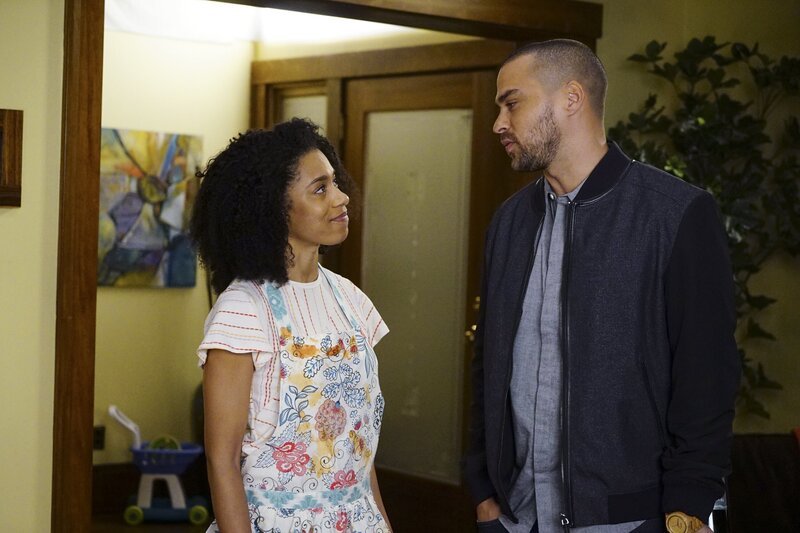 Während sich Richard mit Baileys Verrat hinsichtlich des Residenzprogramms auseinandersetzt, machen sich Jackson (Jesse Williams, r.) und die anderen Ärzte Gedanken, wie die Behandlung von Maggie (Kelly McCreary, l.) Mutter weitergehen soll … – Bild: American Broadcasting Companies, Inc. /​ Richard Cartwright